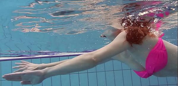 trendsPink swimswear babe Lera showing naked body underwater